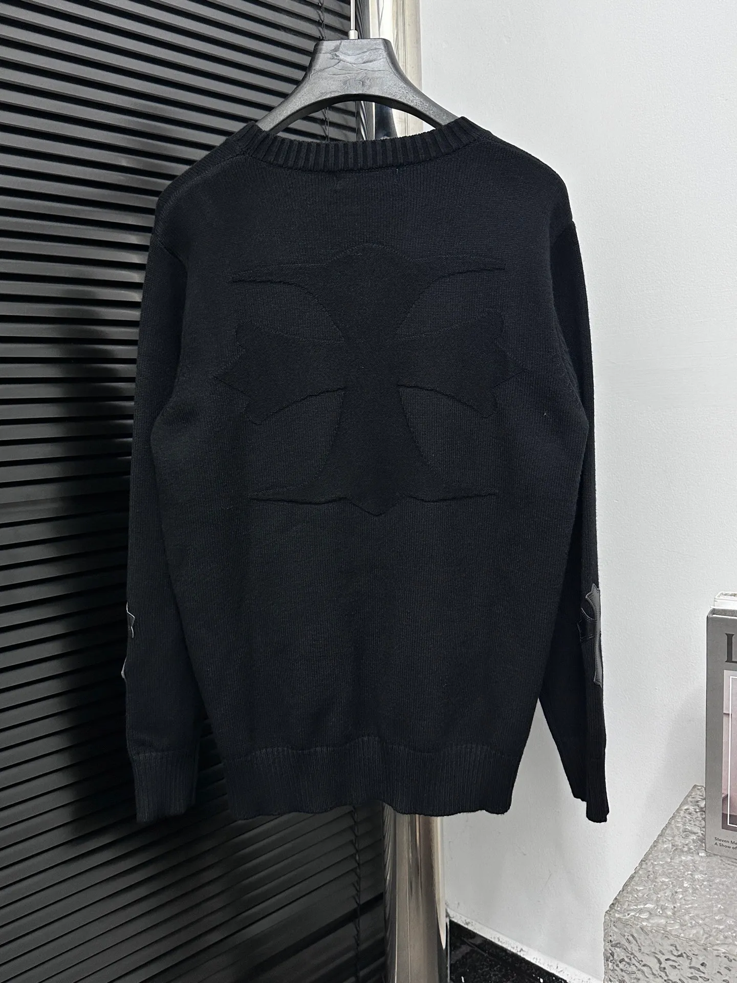 P250 [Chrome Hearts] Chrome Hearts' new cross-knitted jacquard appliquéd round-neck sweater. Contains 20% wool. The item is made of custom-dyed and custom-spun yarn, purchased from the original version. A full set of customized accessories. Details determine success or failure. A new model for autumn and winter. It is soft and delicate and does not tie the body. The upper body effect is very nice. Loose fit. Same style for men and women. Color: White Black Size: S-L